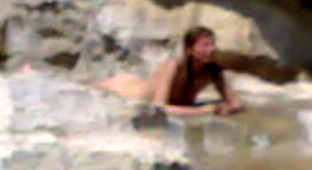 Milano, turista francese si tuffa nuda in una fontana: «Non sapevo fosse vietato»