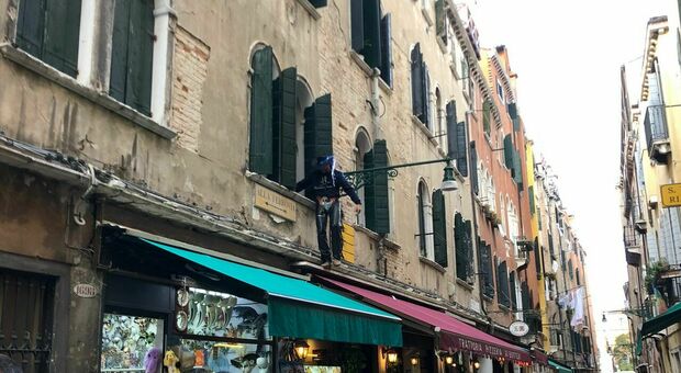 "Cafonata" a Venezia, turista vestito da cowboy esce dalla finestra del b&b e cammina in equilibrio sul cornicione. Residenti furiosi