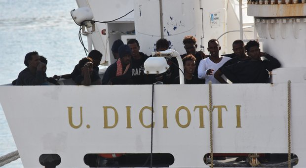 Diciotti, i migranti in sciopero della fame: sospese visite a bordo