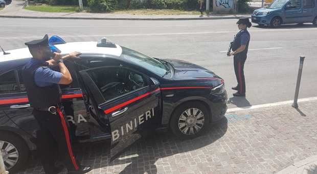 Minaccia con un coltello un 32enne tra i passanti, donna bloccata dai carabinieri