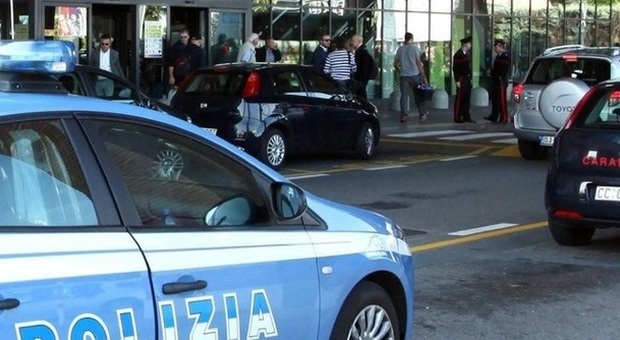 Polizia davanti all'aeroporto Canova di Treviso
