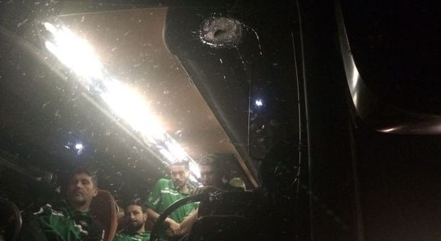 Sasso dal cavalcavia sul bus dell'Avellino Primavera: ferito conducente