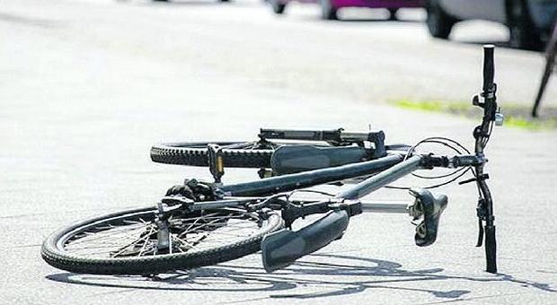 Ciclista in strada ferita: è mistero sulla caduta