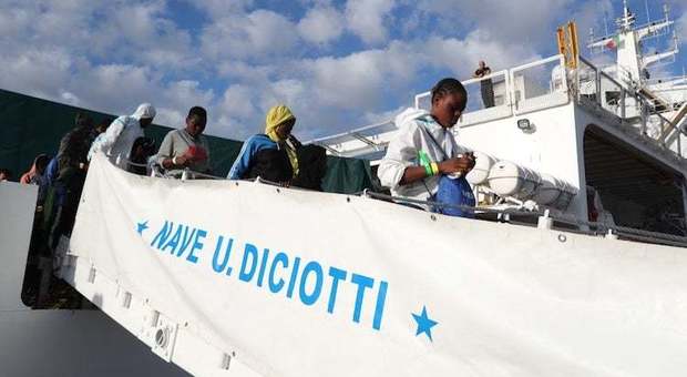 Migranti, verso Catania nave Diciotti con oltre 900 migranti