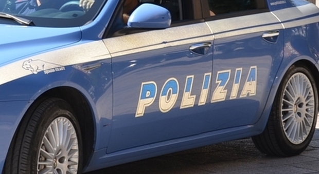 Rapina in casa a Ostia, 25enne immobilizzato con le fascette: caccia a tre italiani, «si sono finti poliziotti»