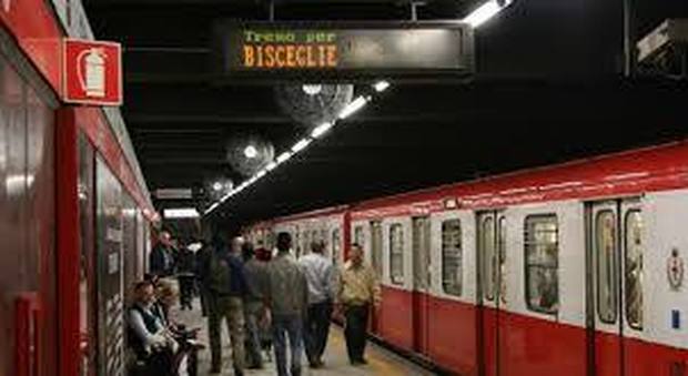 Milano, ragazza salvata dal sucidio in metrò: è incinta e il compagno la picchiava