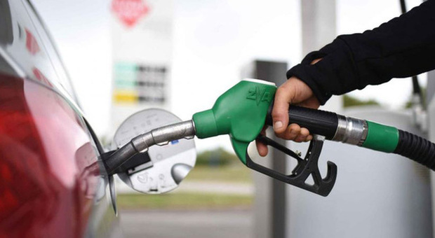 Benzina, il prezzo risale: +10 cent per verde e diesel. L'ira dei consumatori: «Vergognoso»