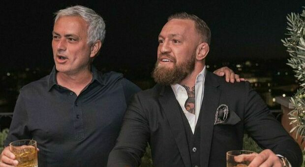 Conor McGregor a Roma, va a cena con Mourinho: «Una leggenda». E lui gli regala la 10 giallorossa
