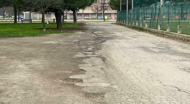 San Benedetto, firme per ridare decoro all'area del Centro sportivo "D'Angelo". Buche in strada e verde abbandonato