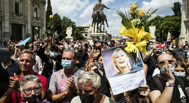 Raffaella Carrà, funerali in diretta: l'ultimo saluto alla regina della tv italiana