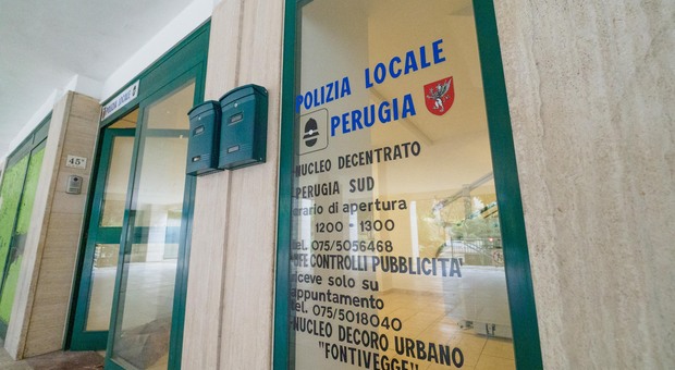 Perugia, botte e pugni in faccia: due vigilesse picchiate in ufficio per un permesso