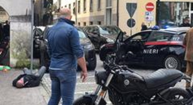 Ancora violenza in centro, calci e pugni tra ubriachi in piazza Duomo: due feriti