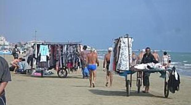Civitanova, bazar abusivo in spiaggia Multato di oltre duemila euro