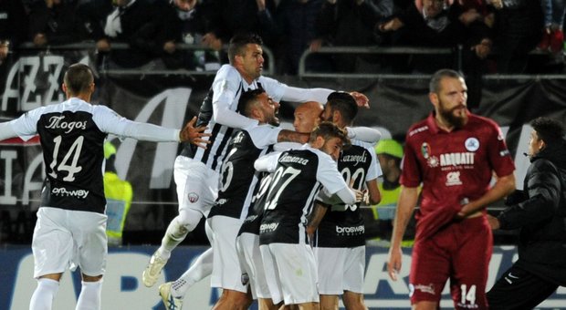L'Ascoli rimane in dieci e si sgretola Il Bari comanda e segna tre gol
