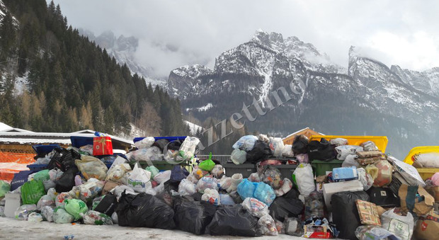 L'area camper all'ingresso di Alleghe: una montagna di rifiuti e, sullo sfondo, il Civetta... a guardare