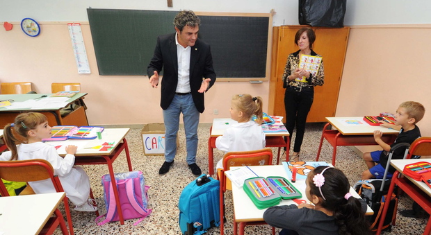 Il sindaco di Rovigo Massimo Bergamin in una scuola primaria della città