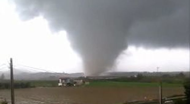 Maltempo, tornado in Calabria: feriti Allagamenti e frane in tutt'Italia