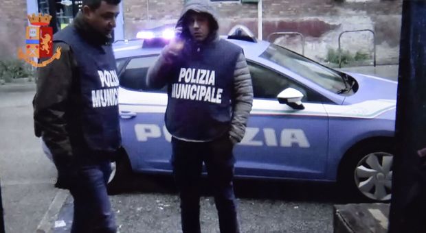Ancona, spaccio di droga, estorsioni e aggressioni: famiglia rom in manette