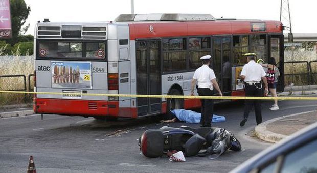 Anagnina, cade dallo scooter e finisce sotto l'autobus: autista indagato per omicidio colposo