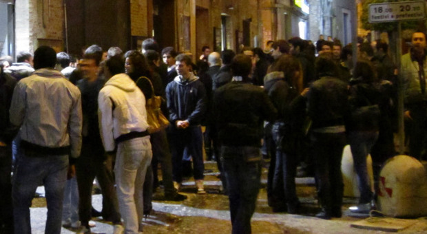 Una serata con i giovani in centro a Macerata (foto di archivio)