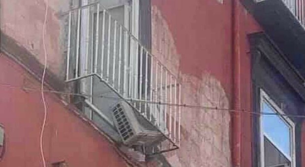 Napoli: crolla un balcone nel rione Sanità, passante colpito dai detriti