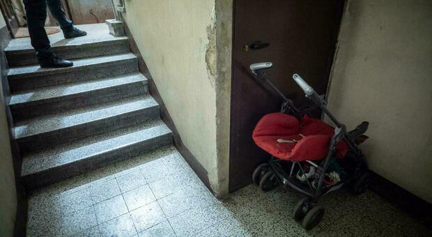 Neonato abbandonato sulle scale del condominio. «La mamma è morta»: il mistero del messaggio sul passeggino e le immagini delle telecamere
