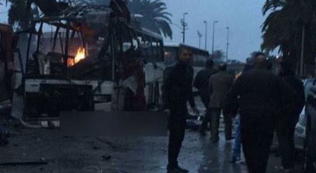 Tunisi, esplode bus con a bordo guardie presidenziali: almeno 12 morti