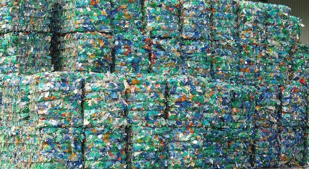 Plastica, stop a piatti posate e cotton fioc: la propostaa della Commissione Ue