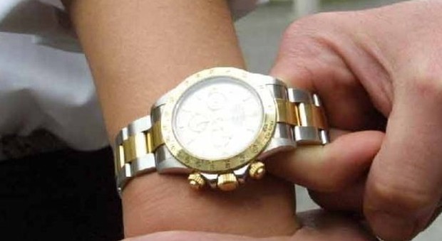 Ruba un orologio da 30mila euro: preso trasfertista 60enne