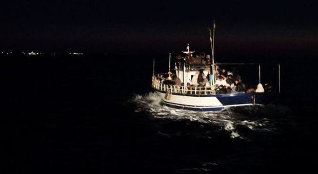 Naufragio al largo della Libia: almeno 20 morti. ​A Porto Empedocle in arrivo 112 migranti