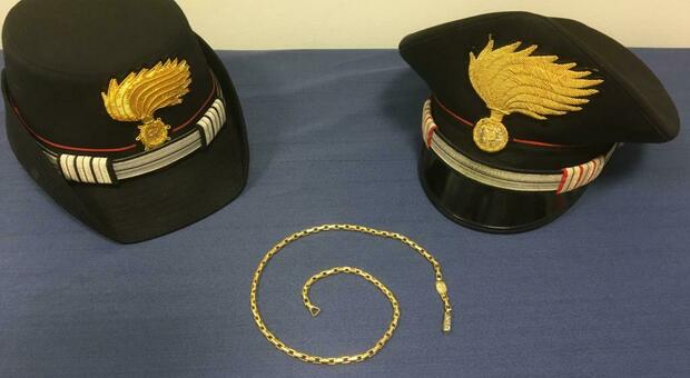 La collana restituita dai carabinieri all'anziana