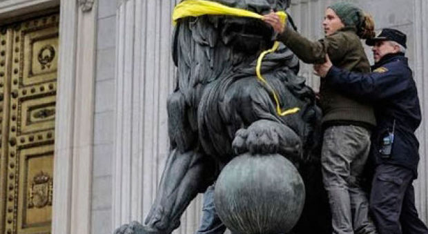 Un'azione di protesta di Greenpeace, che ha messo il bavaglio ai leoni davanti il Congresso dei deputati