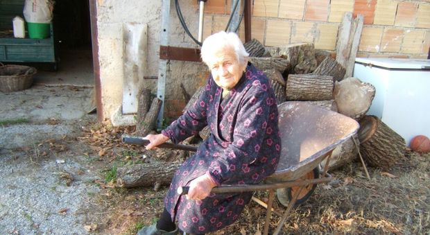 Nonna Firmina, cento anni e non sentirli Memoria ancora di ferro, vince a carte