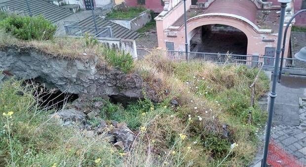 Crollo alle Cento Fontane, franato il costone lavico nel Vesuviano