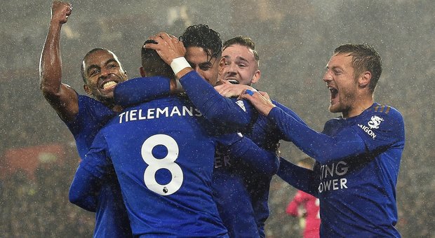 I giocatori del Leicester festeggiano la clamorosa vittoria in casa del Southampton