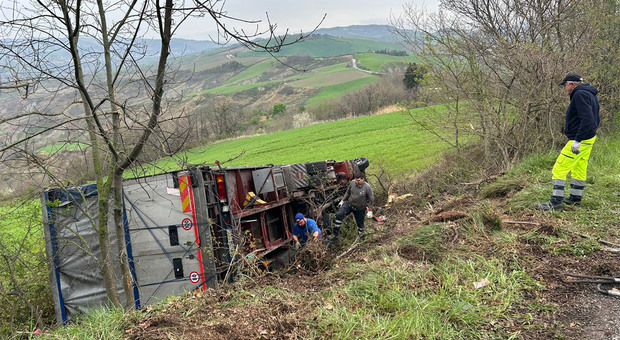 Camion esce di strada, chiusa al traffico la Provinciale tra Urbino e Montefabbri: Foto tratta dal Ducato
