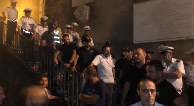 Gli autodemolitori assediano il Campidoglio e si incatenano per protestare contro i traslochi