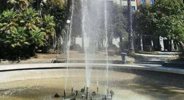 Ecocar sistema la pompa intasata: torna la fontana di piazza Vanvitelli