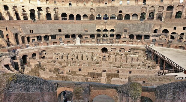 Roma, al Colosseo il racket dei salta-fila. «Paga il pizzo o sei morto»: arrestati due fratelli