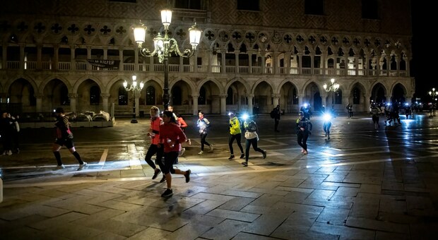 Venice Night Trail, già sold out l'edizione 2023: 5mila pettorali "bruciati" per correre nel cuore di Venezia
