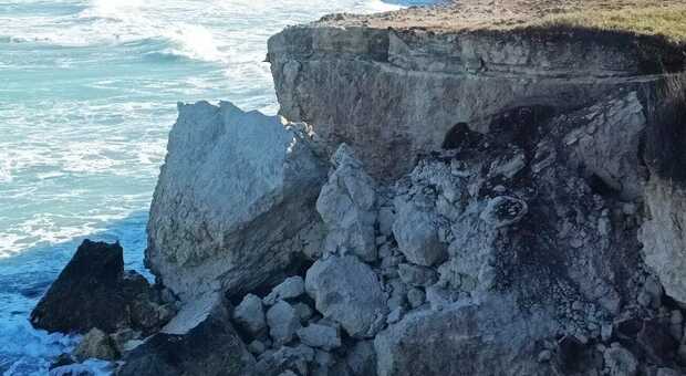 Salento, le mareggiate distruggono la costa di San Foca: ancora crolli dopo l'arco magno