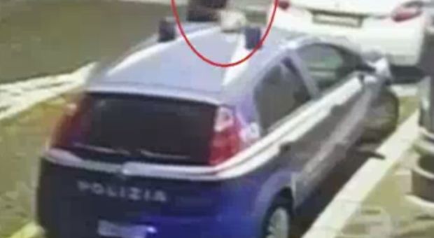 Ragazzi cacciati dalla discoteca distruggono l'auto della polizia: il video