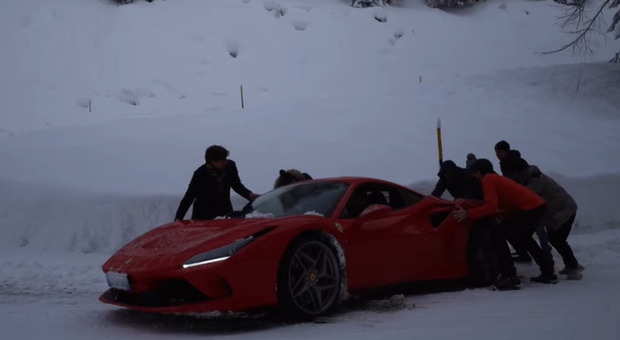 Si divertono con la Ferrari durante la grande nevicata a Cortina: "salvati" dai vigili del fuoco VIDEO