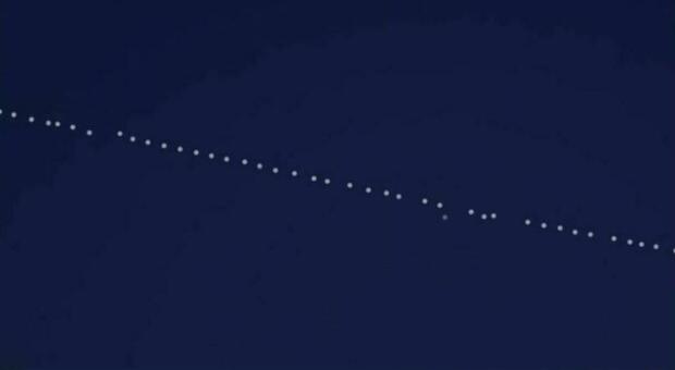 I satelliti di Elon Musk sui cieli delle Marche: a Pesaro la scia luminosa