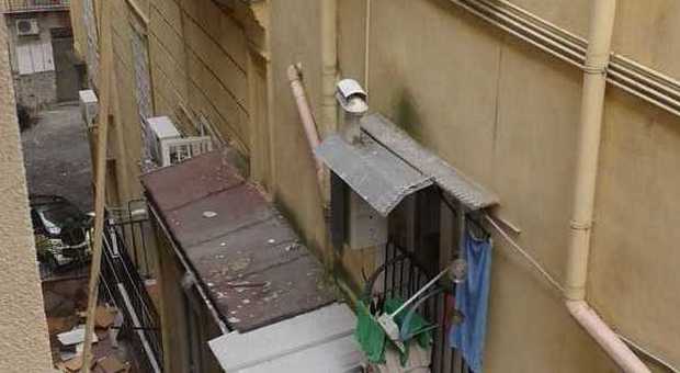 La cuccia di Fido? A Napoli si sospende al balcone di casa | Foto