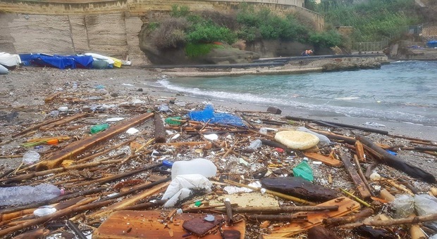 Napoli, Sos dalla Gaiola: «Aiutateci a ripulire la spiaggia dopo le mareggiate»