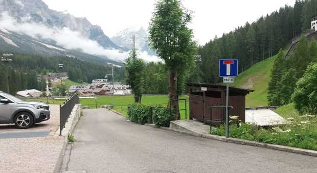 La scorciatoia per arrivare a Cortina e saltare i cantieri: residenti infuriati