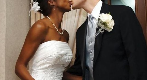 Amore sul web, sposa un'africana. Il pm: "Immigrazione clandestina"