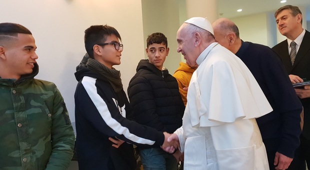 Il Papa risponde alla chiusura del Cara di Castelnuovo ricevendo 8 piccoli rifugiati