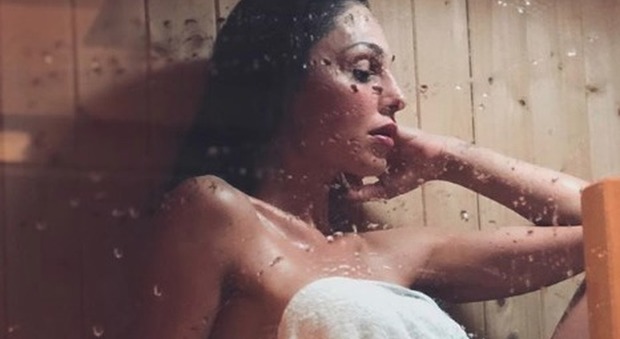 Anna Tatangelo, foto nuda in sauna per smaltire il pranzo di Pasqua. Fan impazziti: «Come fa a stare su l'asciugamano?»